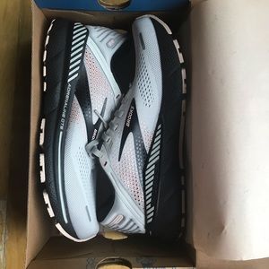 Brand New Brooks Adrenaline GTS 22 Size 8.5